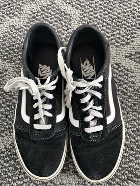 Vans women’s Black & White Old Skool Sneakers